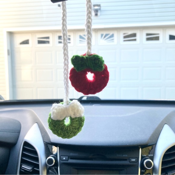 NEW Crochet Green Burgundy & White Holiday Christmas Wreath Car Mirror Accessory - Picture 2 of 3